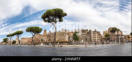 Vista panoramica su via dei fori imperati con l'antica roma con il Foro romano e i siti archeologici Foto Stock