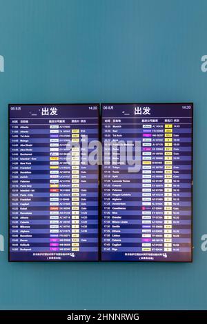 Orario di arrivo e partenza presso un cartello dell'aeroporto romano di Fiumicino in lingua mandarina cinese Foto Stock