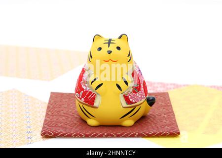 Bambole di Tora Tiger. Tessera giapponese di nuovo anno. Oggetto tigre del nuovo anno giapponese Foto Stock
