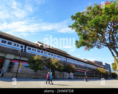 Il treno MRT ferma alla stazione MRT di Yuanshan il 1 novembre 2017 a Taipei. Foto Stock