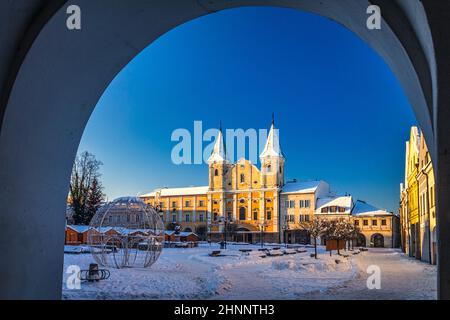 Chiesa barocca della conversione di San Paolo Apostolo in piazza Marianske namestie, Zilina, Slovacchia, Europa. Foto Stock