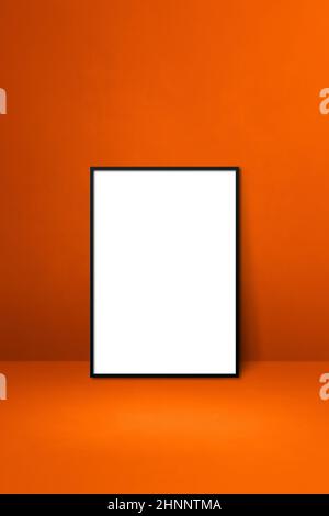 Cornice nera appoggiata su una parete arancione. Modello mockup vuoto Foto Stock