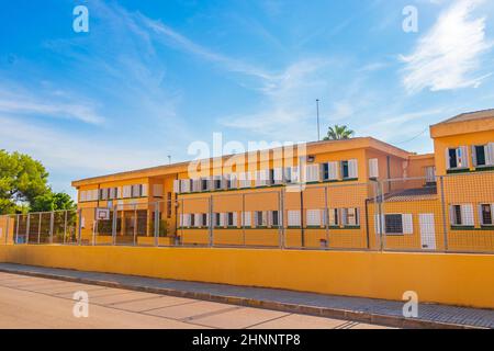 Scuola gialla a Can Picafort sull'isola delle Baleari Mallorca Spagna. Foto Stock