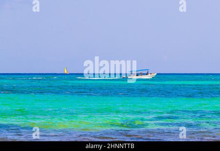 Barche yacht tra l'isola di Cozumel e Playa del Carmen Messico. Foto Stock