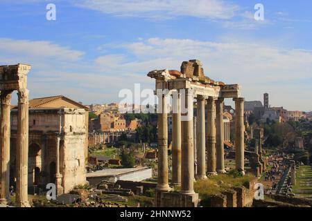 Rovine del Foro Romano. Tempio di Saturno Tempio di Vespasiano e Tito, Arco di Settimio Severo e altri a Roma. Italia Foto Stock