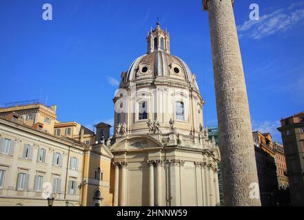 La chiesa del Santissimo Nome di Maria al Foro Traiano e la Colonna di Traiano a Roma, Italia. La Chiesa del Santissimo Nome di Maria al Foro Traiano. Colonna Traiana Foto Stock