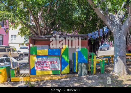 Piccolo negozio di alimentari colorato, quartiere Bo-Kaap, Città del Capo. Foto Stock