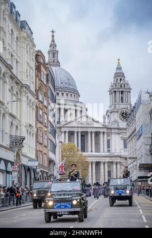 Regno Unito, Inghilterra, Londra, City of London, banda Marching della Queens Guard Household Division, foot Guards e veicoli militari, The Lord Mayor's Show 2021 Foto Stock