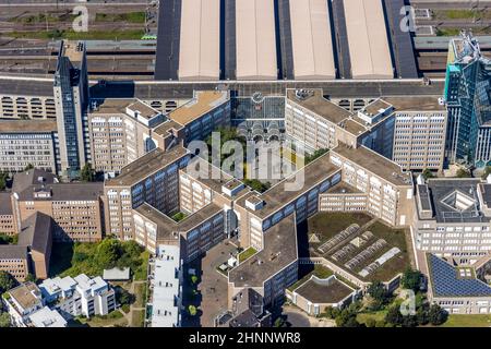 Vista aerea, stazione centrale di Düsseldorf e piazzale della stazione di Konrad-Adenauer-Platz/Bertha-von-Suttner-Platz nel distretto Oberbilk di Düsseldorf, Foto Stock