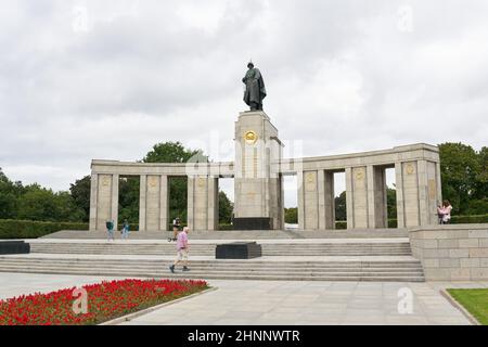 Memoriale sovietico nel quartiere Tiergarten di Berlino. Il memoriale fu eretto nel 1945 per onorare i soldati dell'Armata Rossa che morì nella seconda guerra mondiale. Foto Stock