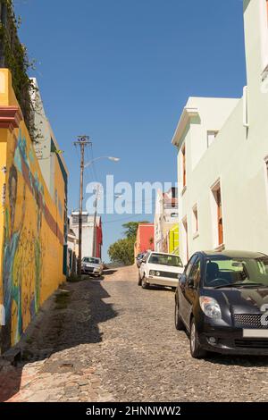 Strada con dipinti quartiere Bo Kaap Città del Capo, Sudafrica. Foto Stock