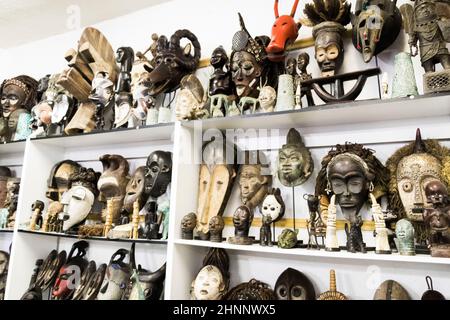 Negozio di souvenir di maschere in legno voodoo africane, Bo-Kaap Città del Capo. Foto Stock