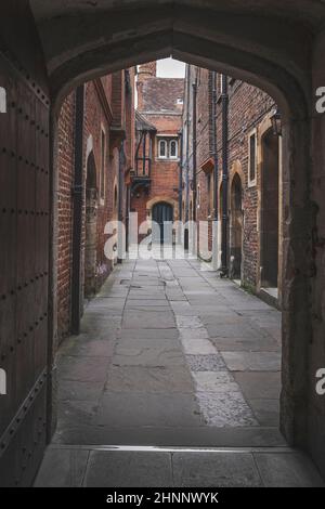 Fish Court - un sistema di refrigerazione iniziale ombreggiato presso gli edifici da cucina dell'epoca Tudor del 16th secolo di Henry VIII, Hampton Court Palace, Londra, Regno Unito Foto Stock