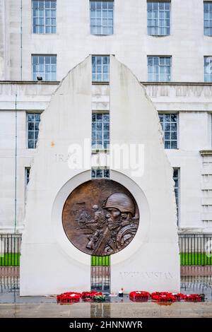 Corone di papavero al Memoriale di Iraq & Afghanistan (Paul Day 2017), onorando le vittime del Golfo, Afghanistan & Iraq Wars, MOD building, Londra SW1 Foto Stock