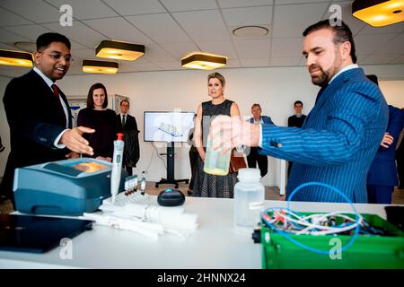 Zoetermeer, Niederlande. 17th Feb 2022. Queen Maxima dei Paesi Bassi alla LG Sonic di Zoetermeer, il 17 febbraio 2022, per una visita di lavoro, questa società è specializzata nel controllo chimico-libero delle alghe utilizzando onde sonore ultrasoniche a bassa potenza Credit: Rotapool/P van Katwijk/ Albert Nieboer/Netherlands OUT/Point de Vue OUT/dpa/Alamy Live News Foto Stock