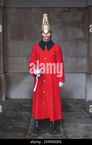 Londra, Regno Unito. Un soldato della Queens Life Guard, Household Cavalry ha montato il reggimento in servizio presso le Guardie Cavalieri Foto Stock