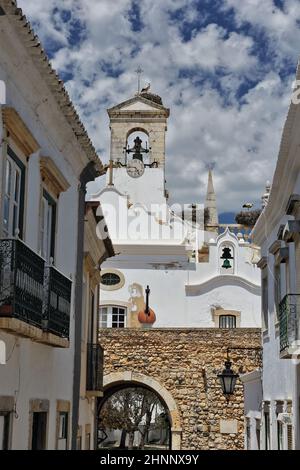 Lato interno della città Arco-Arco da Vila-Città Vecchia-cicogna nidi-campane scuderie. Faro-Portogallo-120 Foto Stock