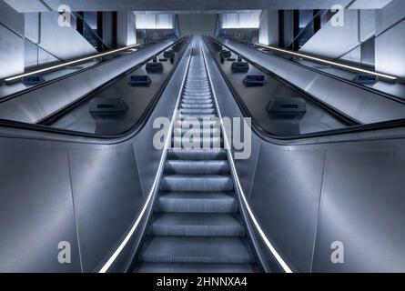 Regno Unito, Inghilterra, Londra, scala mobile all'interno della stazione della metropolitana di Battersea Power Foto Stock