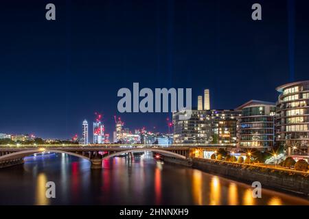 Regno Unito, Londra, Wandsworth, il Tamigi, Grosvenor Railway Bridge, La Centurion & Power Station West Bldgs (primo piano) e la costruzione in nove Elms Foto Stock