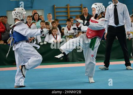 Orenburg, Russia - 19 ottobre 2019: I ragazzi gareggiano in taekwondo Foto Stock