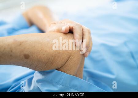 Asian anziano o anziano donna anziana paziente sentire dolore il gomito a letto in reparto ospedale infermieristico, sano forte concetto medico. Foto Stock