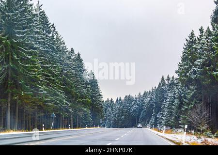 Strada tra nevicate in alberi paesaggio invernale Harz Germania Foto Stock