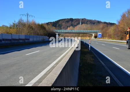 Sperre der Autobahn A1 bei Oberwang wegen Arbeiten an einer Stromleitung, Oberösterreich, Österreich, Europa - chiusura dell'autostrada A1 nei pressi di Oberwang per lavori su una linea elettrica, Austria superiore, Austria, Europa Foto Stock