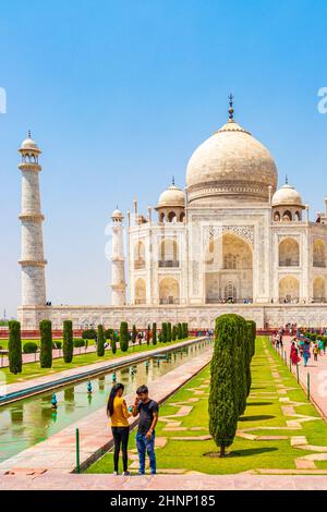 Taj Mahal panorama in Agra India con incredibili giardini simmetrici. Foto Stock