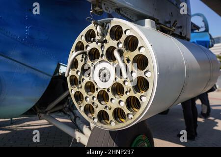 Combattimento militare elicottero mitragliatrice laterale o cannone, dettaglio vista da dietro con buchi tubo per munizioni Foto Stock