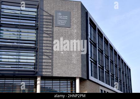 Treforest Industrial Estate, Galles - Febbraio 2022: Vista esterna del nuovo edificio degli uffici del Dipartimento del lavoro e delle pensioni del governo britannico. Foto Stock