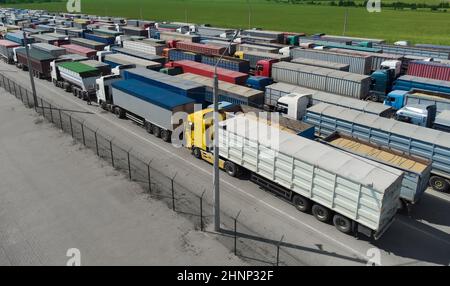 Vista dall'alto di un fermo del carrello nell'area del porto, scarico dei prodotti a base di granella per l'esportazione Foto Stock