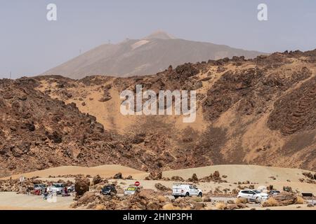 TENERIFE, SPAGNA - 11 LUGLIO 2021: Parcheggio nella caldera di Las Canadas del vulcano Teide. Mirador (punto di vista) Minas de San Jose sur. Foto Stock