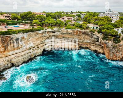 Colpo di drone panoramico della baia di Cala Santanyí, Maiorca, Spagna. Foto Stock