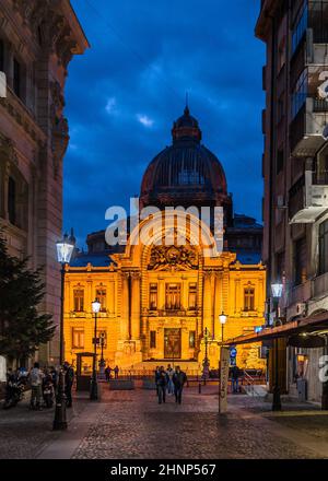 BUCAREST, ROMANIA - 17 NOVEMBRE 2013: Scena urbana notturna a Bucarest, Romania Foto Stock