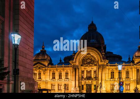 Scena urbana notturna a Bucarest, Romania Foto Stock