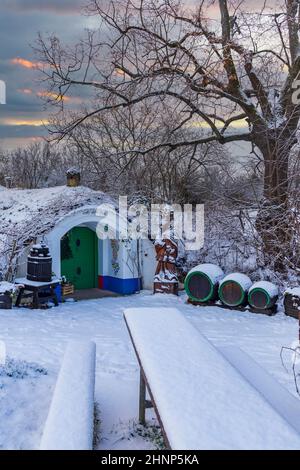 Gruppo di cantine tipiche all'aperto a Plze vicino Petrov, Moravia meridionale, Repubblica Ceca Foto Stock