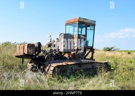 Vecchio arrugginito smontato per trebbiatrici mietitrebbia. Foto Stock