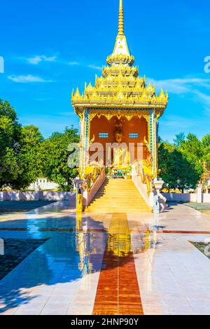 Golden Buddha Wat Phadung Tham Phothi tempio Khao Lak Thailandia. Foto Stock