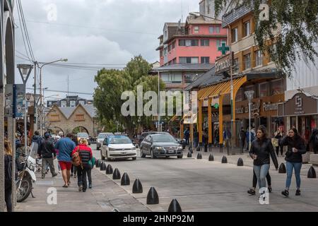 Persone non identificate nel centro di Bariloche, Patagonia, Argentina Foto Stock