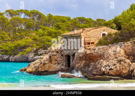 Casa in pietra sulla spiaggia Cala Samarador Amarador Mallorca Spagna. Foto Stock