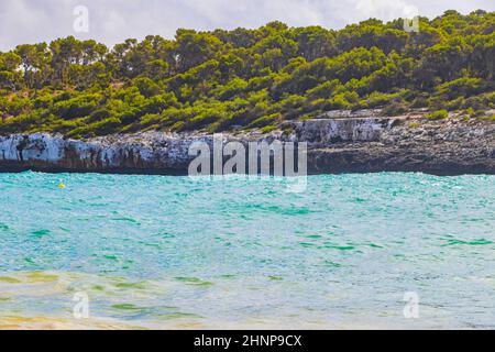 Acque turchesi e scogliere baia Caló d’en Garott Mallorca. Foto Stock