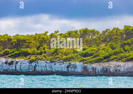 Acque turchesi e scogliere baia Caló d’en Garott Mallorca. Foto Stock