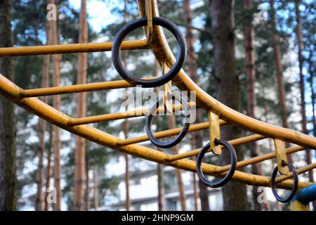 Dettagli di un parco giochi per bambini - una scala e anelli di arrampicata sportiva Foto Stock