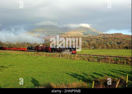 "87" e "138" in doppia direzione nei pressi di Pont Croesor. Foto Stock