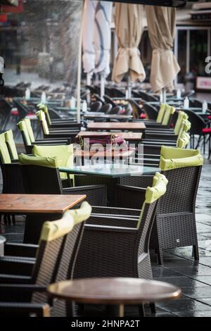 Sedie e tavoli vuoti in una terrazza all'aperto Foto Stock
