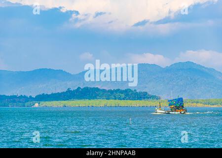 Vecchio pescatore barche mare paesaggio panorama di Myanmar e Thailandia. Foto Stock