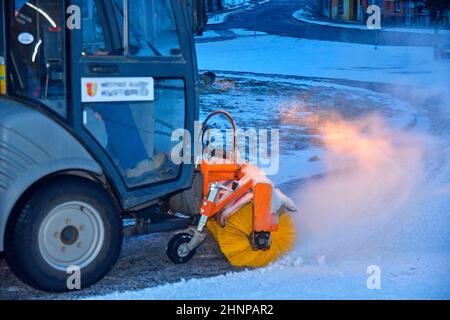 Città Snow Plough pulizia di neve sulla strada della citta'. Città Snow Plough carrello. Close up Foto Stock