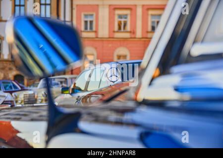 Logo Mercedes Benz su auto d'epoca. Mercedes-Benz è un'azienda automobilistica tedesca. Il marchio è utilizzato per automobili di lusso, autobus, pullman e camion. Foto Stock