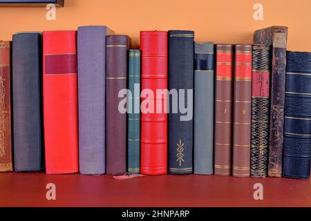 Pila di libri antichi isolati su sfondo bianco Foto stock - Alamy