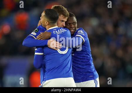 Harvey Barnes (centro) di Leicester City festeggia con Youri Tielemans (a sinistra) e Patson Daka dopo aver segnato il secondo gol del gioco durante il torneo della UEFA Europa Conference League Playoff 1st al King Power Stadium di Leicester. Data immagine: Giovedì 17 febbraio 2022. Foto Stock